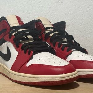 Nike Air Jordan 1 Retro Chicago Red White Black Size 10.5 Authentic